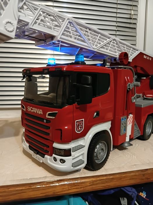 Велика пожежна машина Bruder