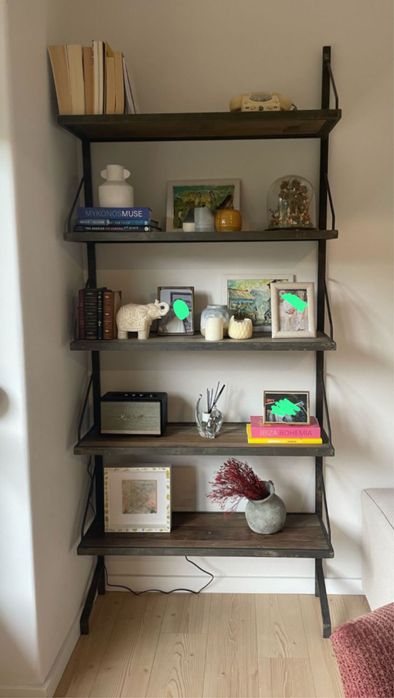 Estante de madeira e ferro
