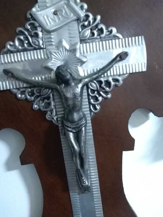 Crucifixo em madeira e Cristo em metal
