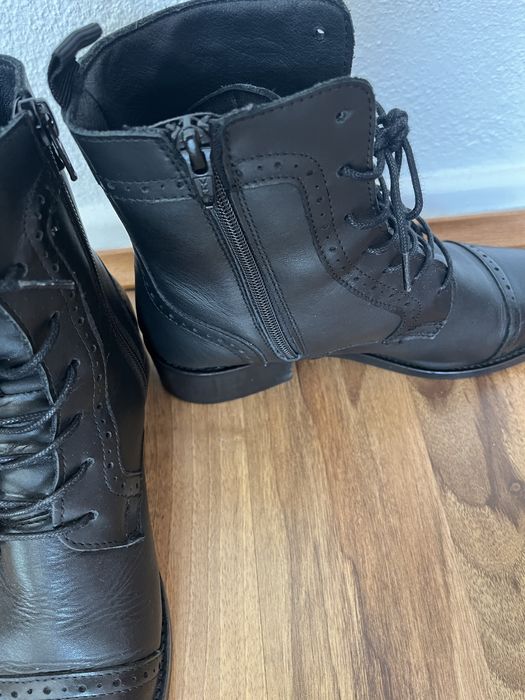 Botas pretas em pele