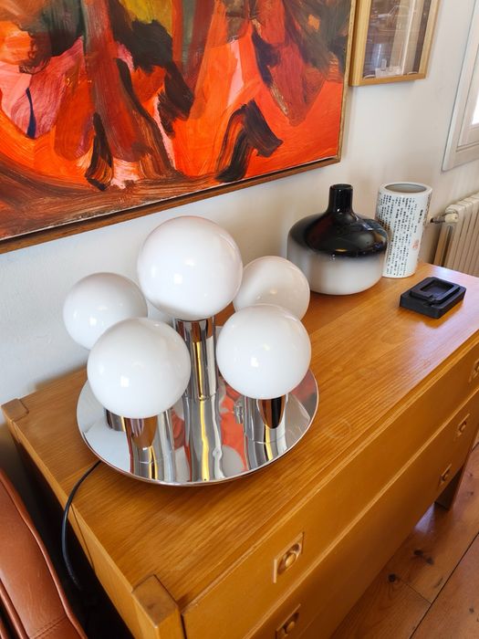 Candeeiro de mesa vintage com cinco globos de vidro opalino branco