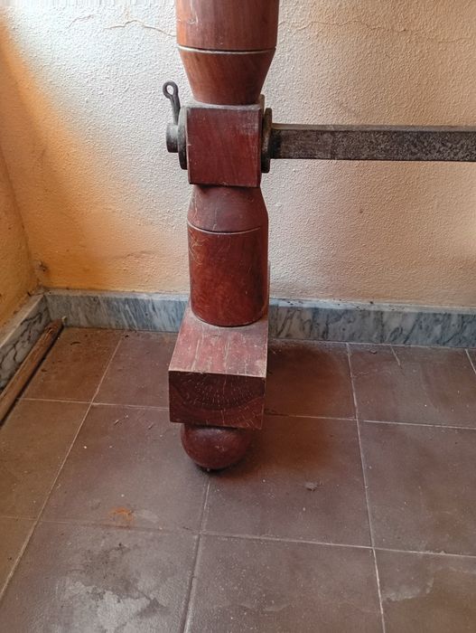 Móvel em madeira envernizada para hall de entrada marquise ou outro.largura 120cm altura até ao tampo 90cm erfundidade 25cm