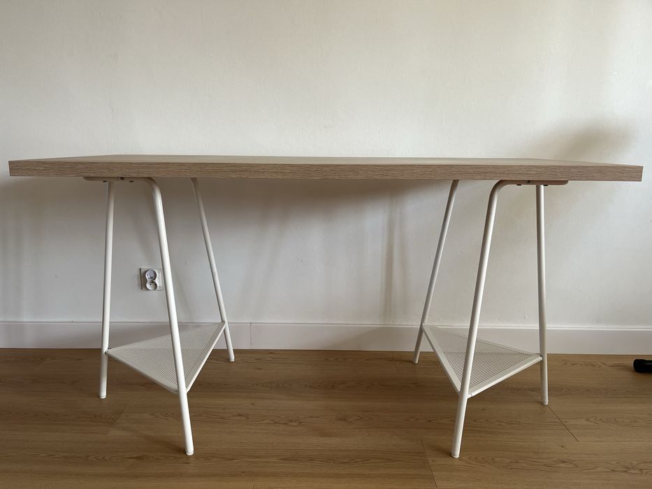 Biurko IKEA TILLSLAG/LAGKAPTEN w stylu skandynawskim