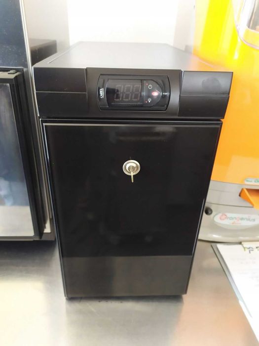 Lodówka na mleko - idealna przy ekspresach do kawy , czarna