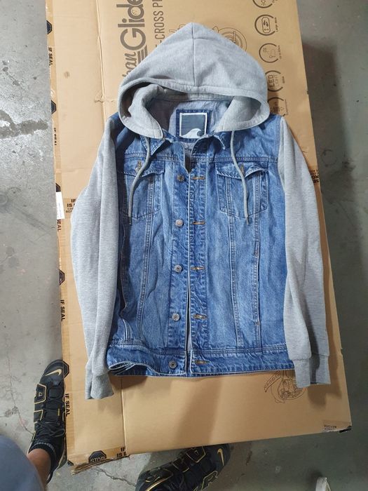 Lote de camisas, calças, pijamas,casacos, camisolas, fatos, gravatas,