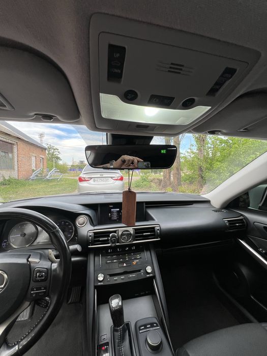 Lexus is 200t 2017