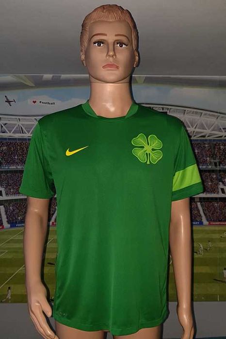 The Celtic F.C. Nike DriFit 2010-11 training shirt/pre-match size: M