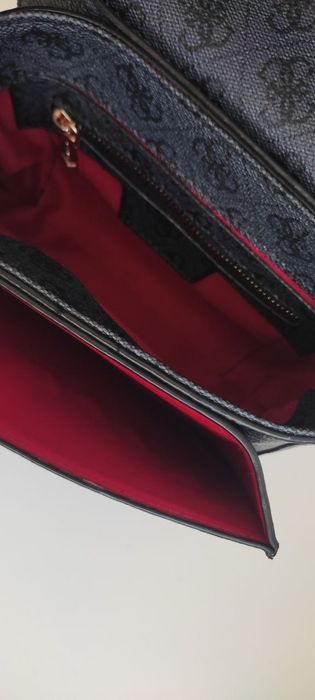 Жіноча сумка крос-боді від бренду Guess д