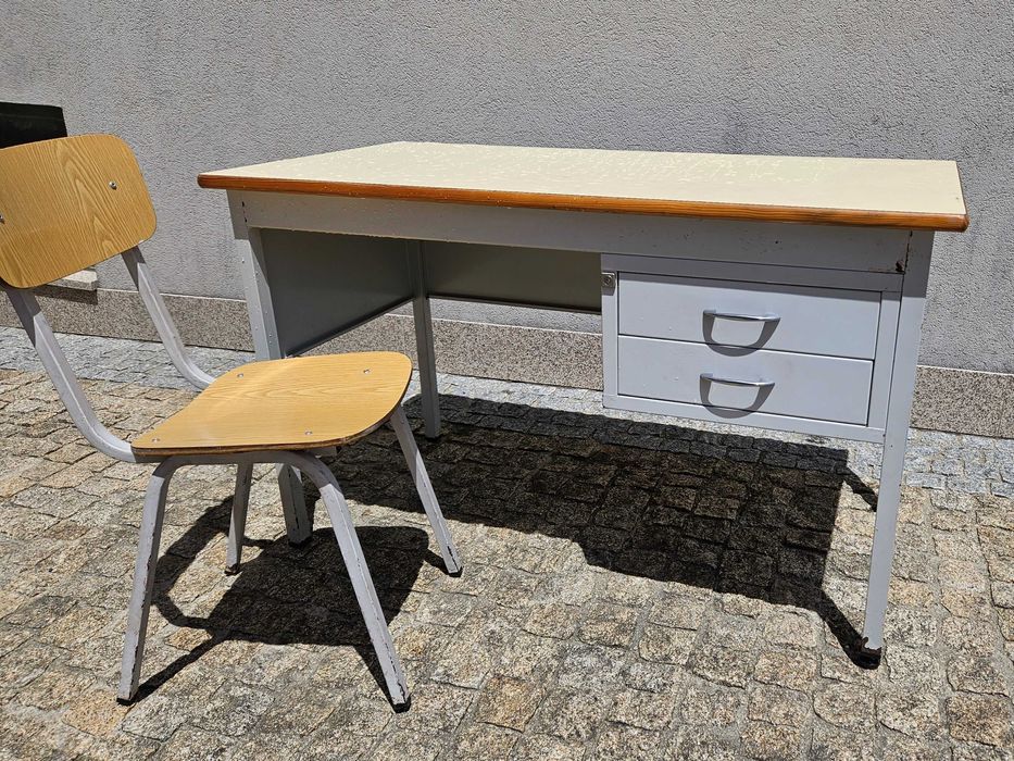 Mesa em ferro com duas gavetas e tampo em madeira