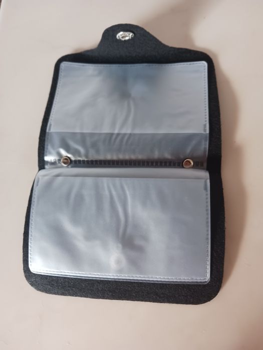 Malas e carteiras de várias cores