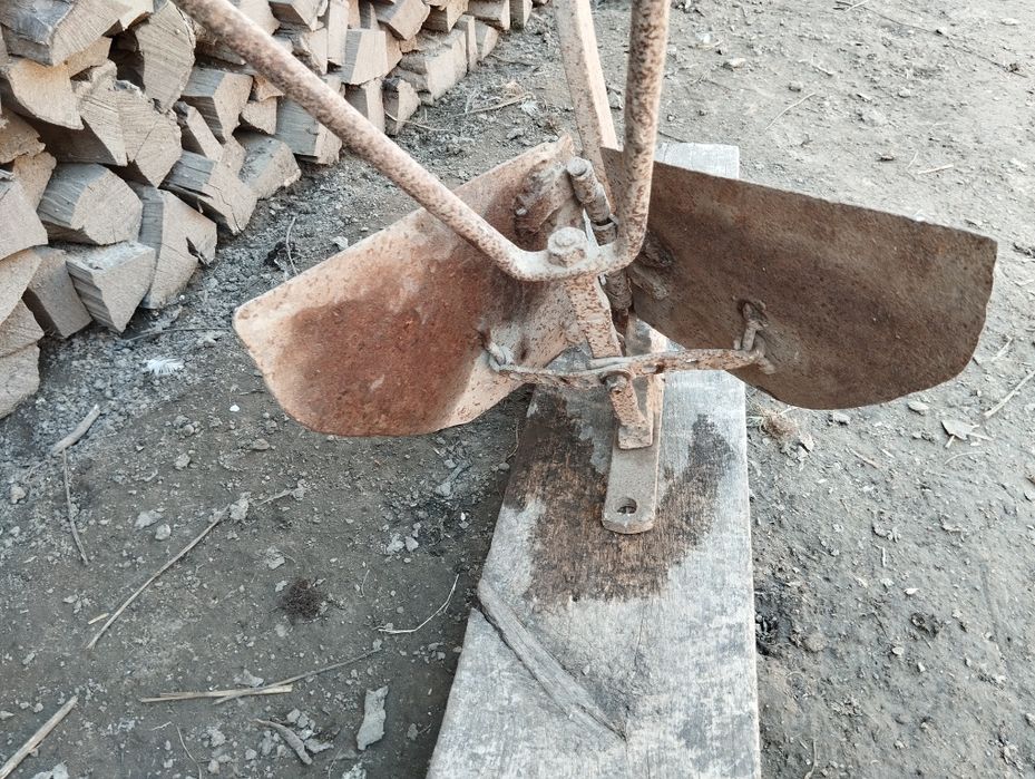 Плуг кінний  обсипач