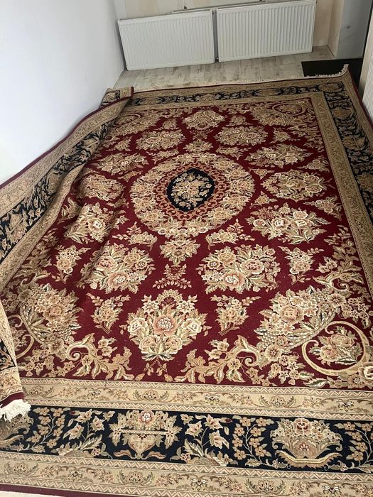 Класичний килим з натуральної 100 % вовни.