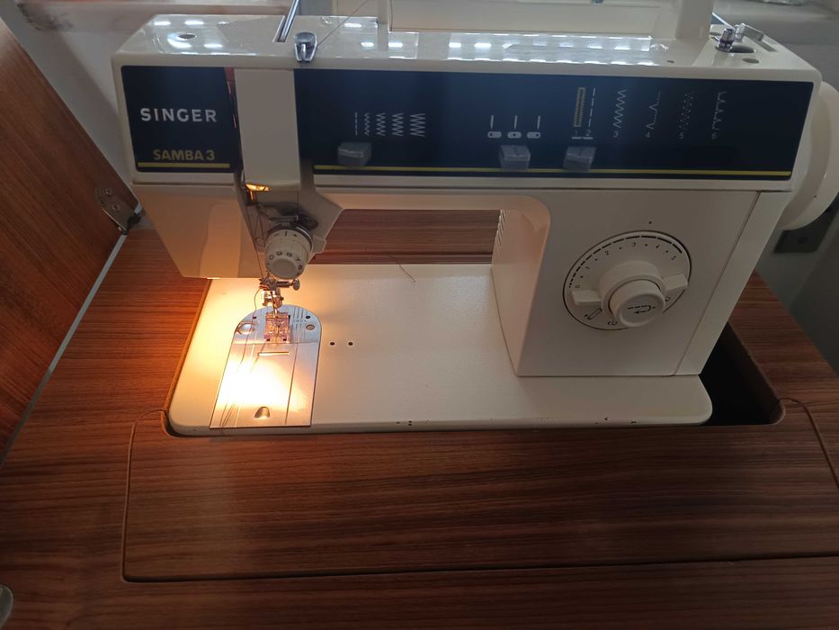 Máquina de Costura Singer Samba 3, com móvel