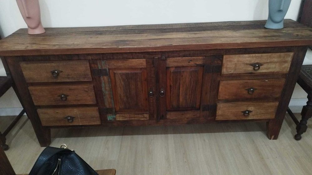 Aparador de madeira , novo .