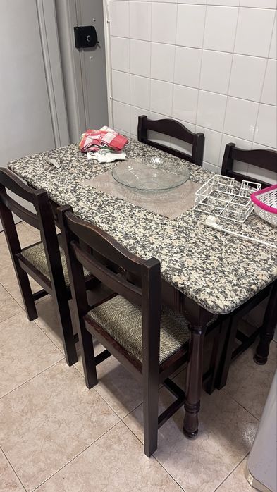 Mesa de cozinha em madeira