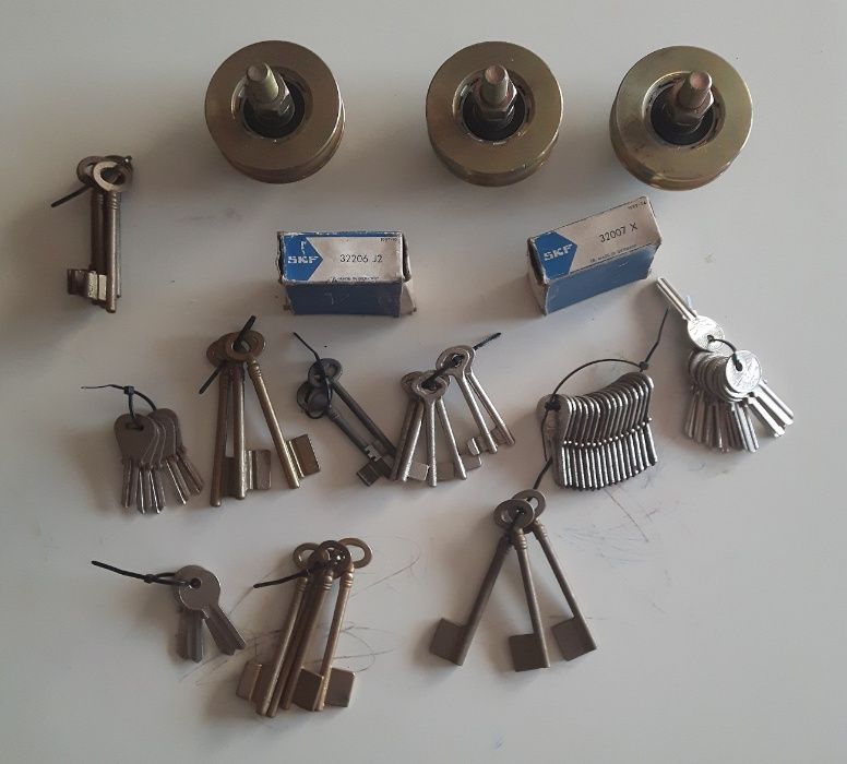 Lote fechaduras, rodas, rolamentos e chaves várias (Ler descrição)