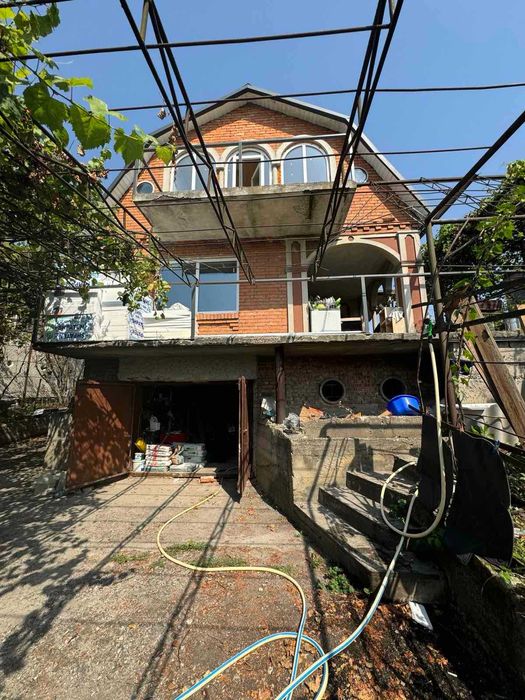 Затишний будинок за містом, чекає на ВАС!