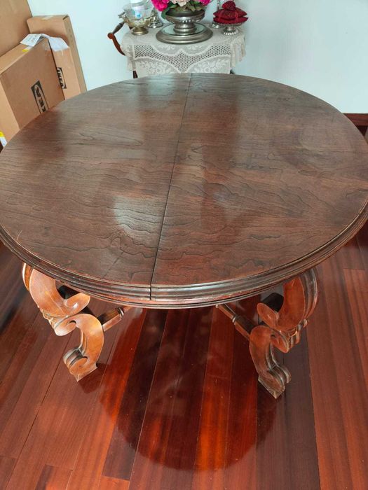 Móveis antigos. Conjunto mesa + 6 cadeiras