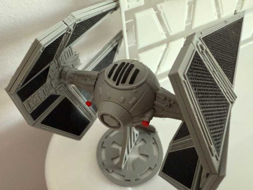 Modelo KitCard do TIE Interceptor Altamente Detalhado