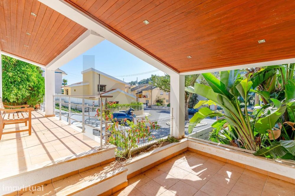 Moradia T4+1 com piscina, jardim amplo e garagem | Barcarena