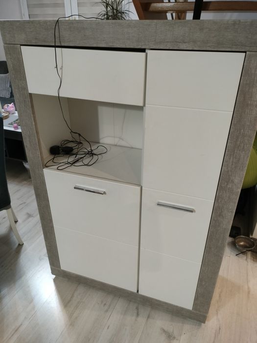 Biala witryna podświetlana