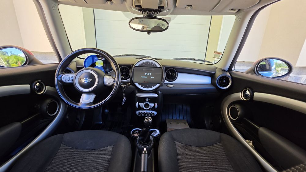 Mini Cooper one D 1.6 90cv 
Farolins traseiros modernos em Led.
Oleo e filtros mudados à 5000km.
Bancos aquecidos, volante multifunções