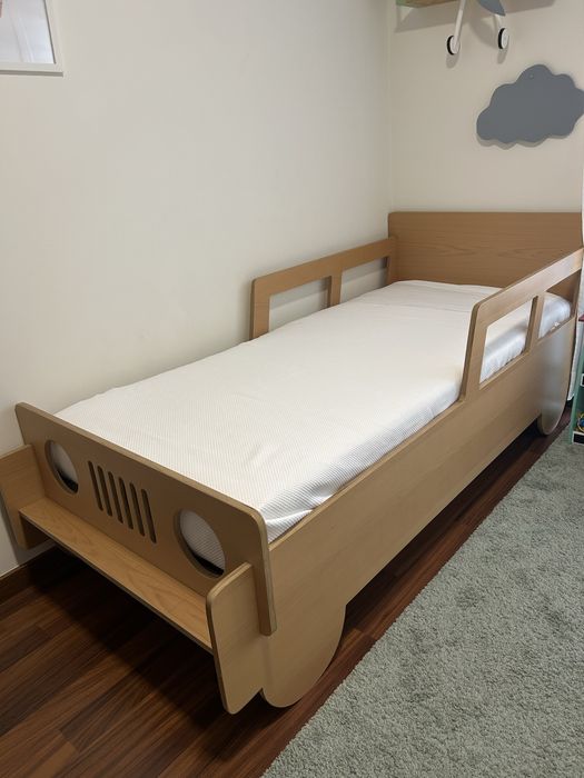 Cama crianca em forma de carro