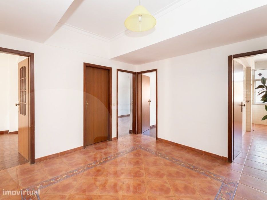 Apartamento T2 com Arrecadação de 38m² - Oportunidade Rara em Corro... — Corroios, Setúbal