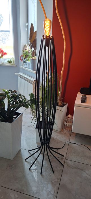 Lampa stojąca podłogowa loft wystrój restauracji