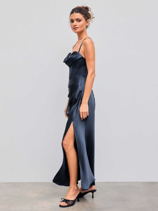 Vestido de cerimónia em cetim na cor navy blue