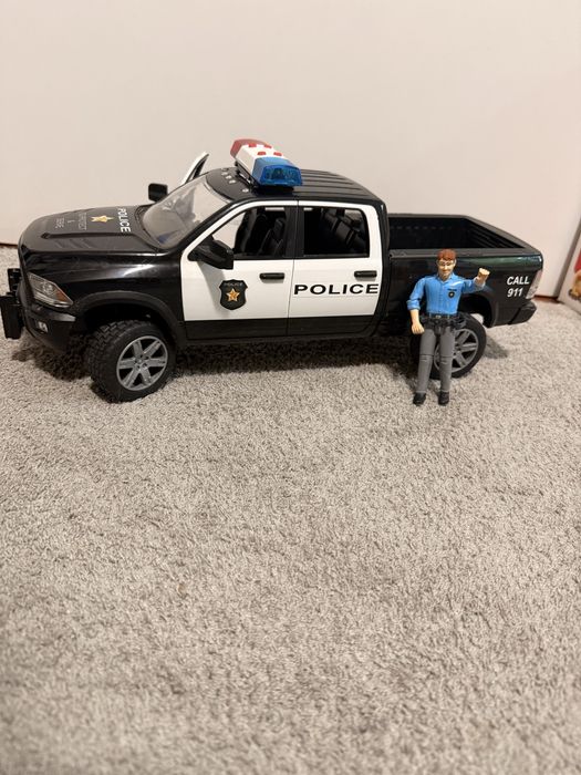 Bruder Policyjny Dodge RAM 2500 z figurką