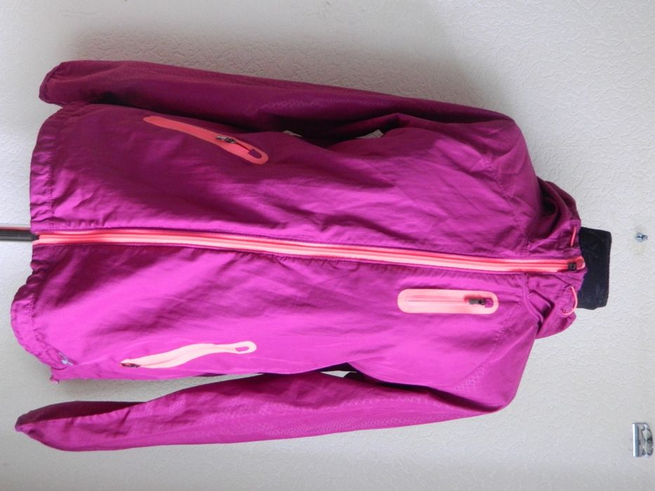 Фирменная футболка.