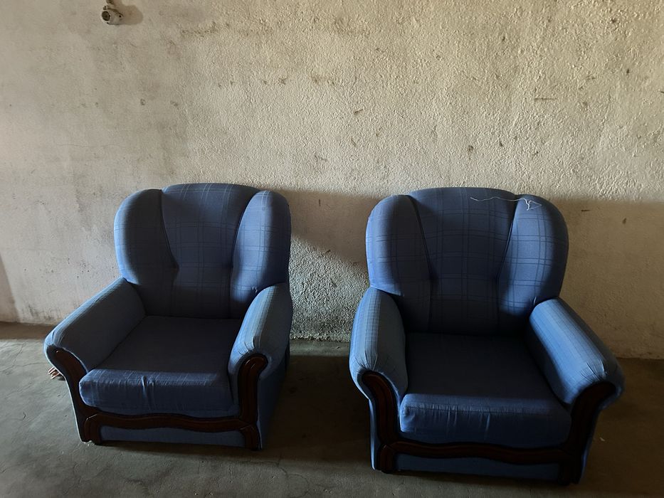 2 Sofás , uma cristaleira e um movel