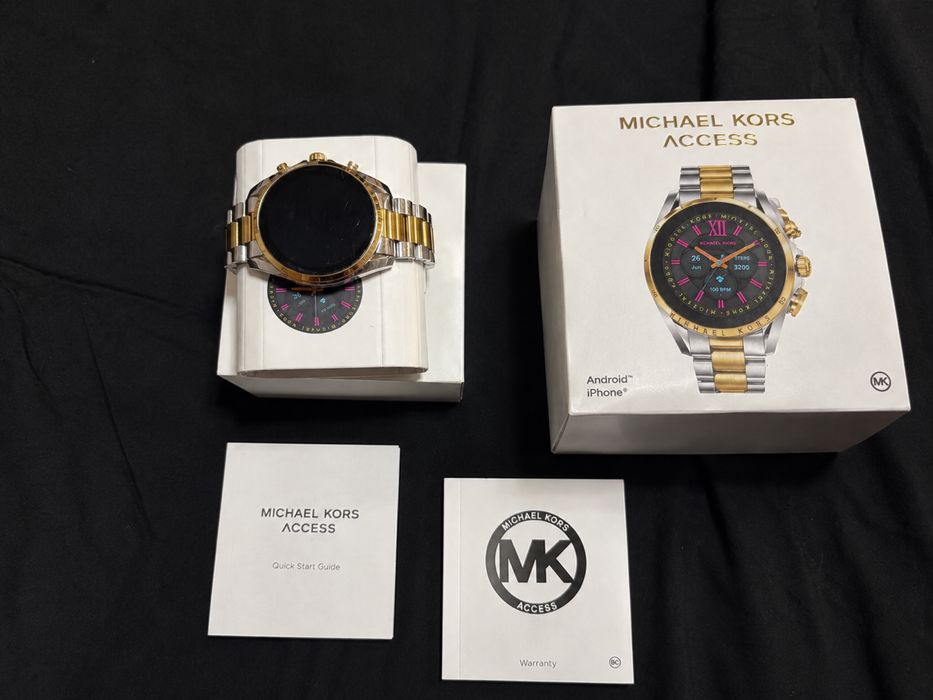 Продам Michael Kors Access у хорошому стані.