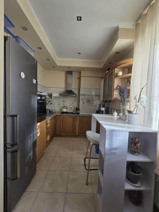 Продаж будинку-напівособняка розташований в спокійному районі міста