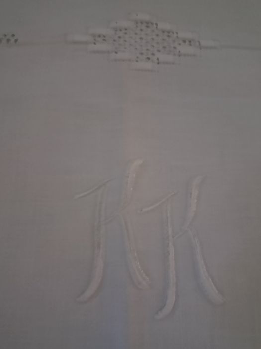 Ręcznie haftowana poszewka 77x73 cm.
