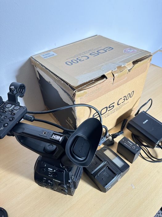 Canon EOS C300i - Câmara Linha Cinema em Bom Estado