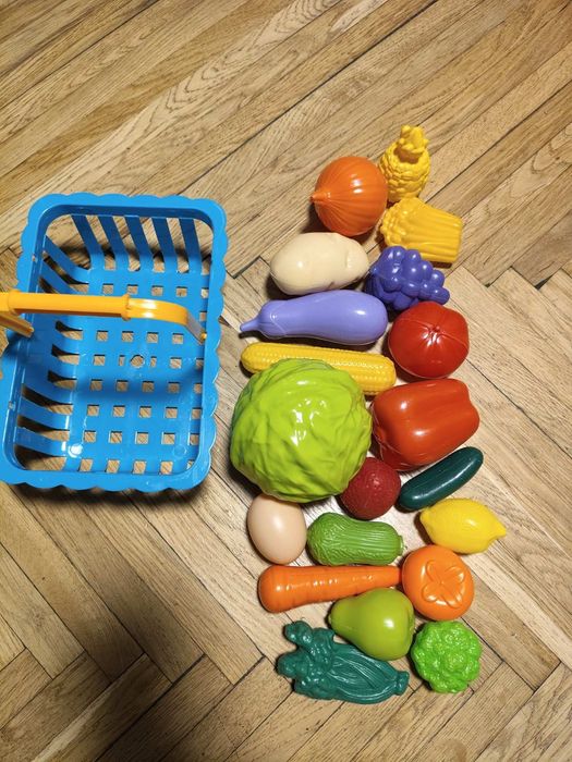 іграшки овочі та фрукти.
