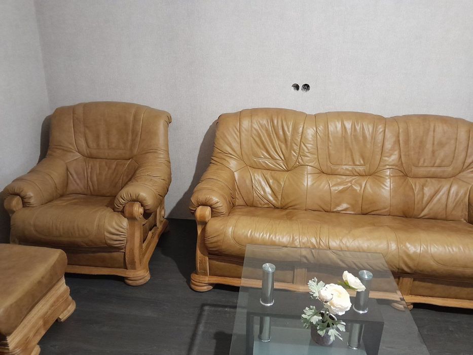 Набір шкіряний диван крісла та пуф