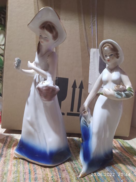 Статуэтки девушек в шляпах. Румыния