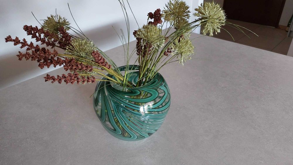 Wazon szklany z malowanym zielonym ornamentem