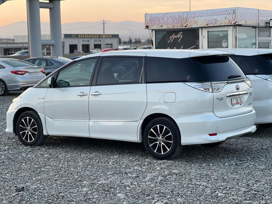 Toyota Estima Гібрид