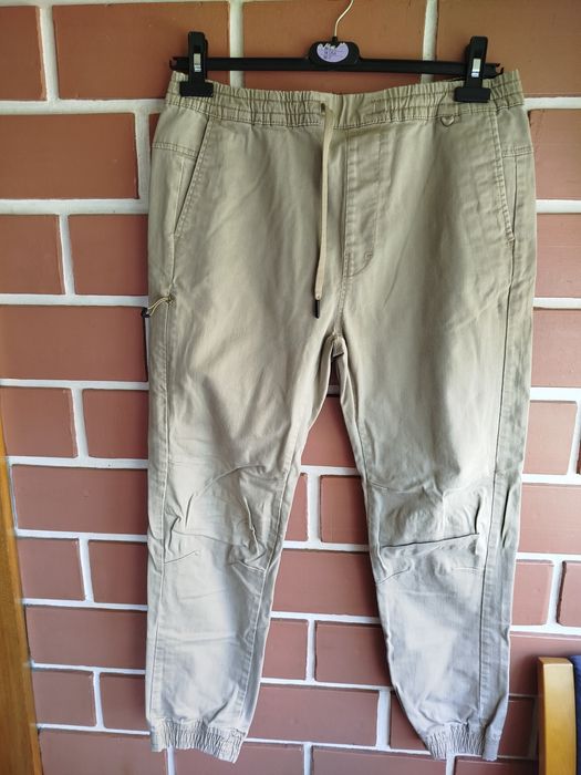 Calças bege Pull and Bear