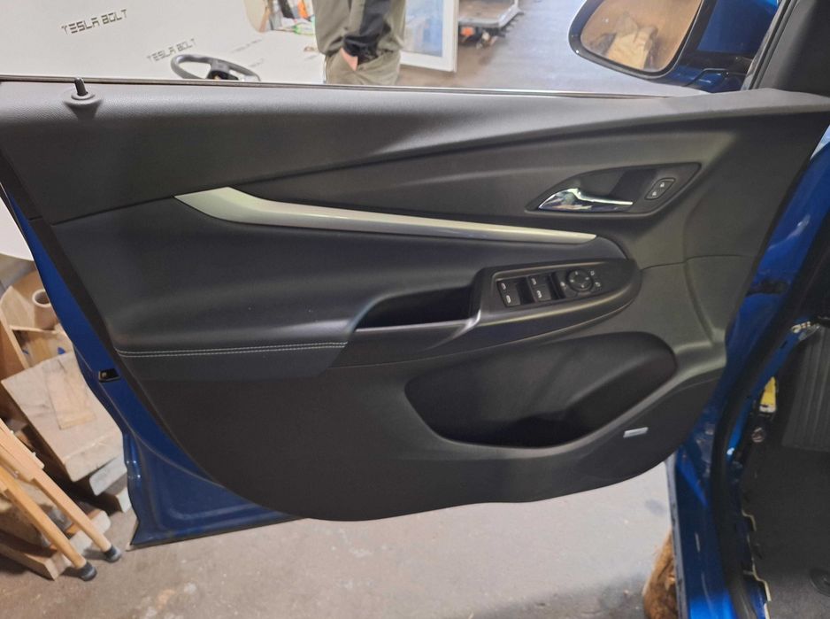 Обшивка дверей картки Chevrolet Bolt EUV 22-23