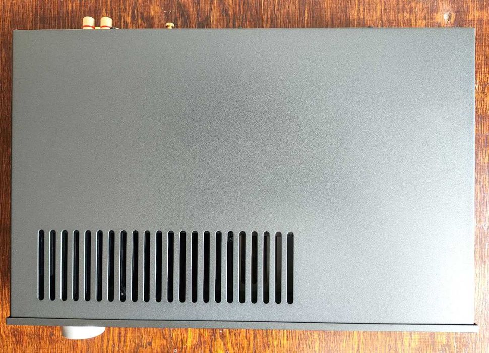 Arcam SA10 усилитель со встроенным ЦАП и фонокорректором производства Англии.