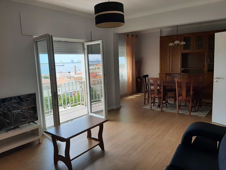 Quarto para estudantes em apartamento na Avenida Luísa Tody, no centro de Setúbal.