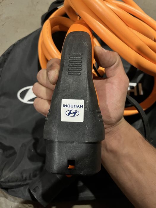 Зарядний пристрій Hyundai