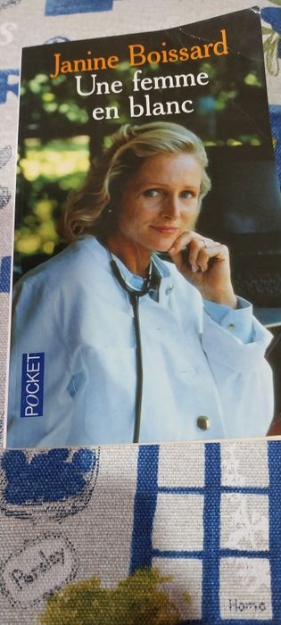 Une femme en blanc. Portes incluídos.