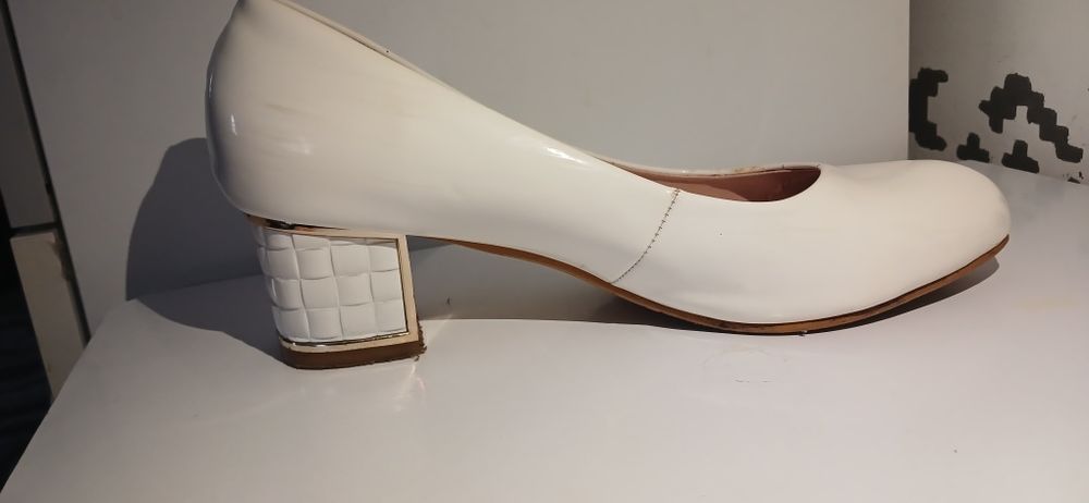 Білі весільні туфлі
