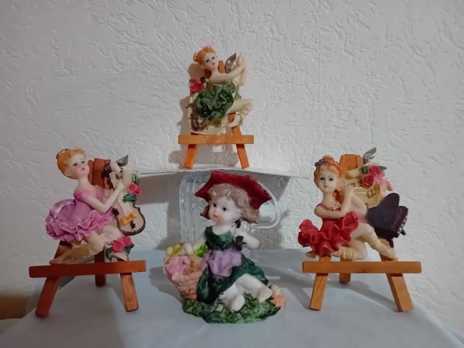 Колекційні статуетки.